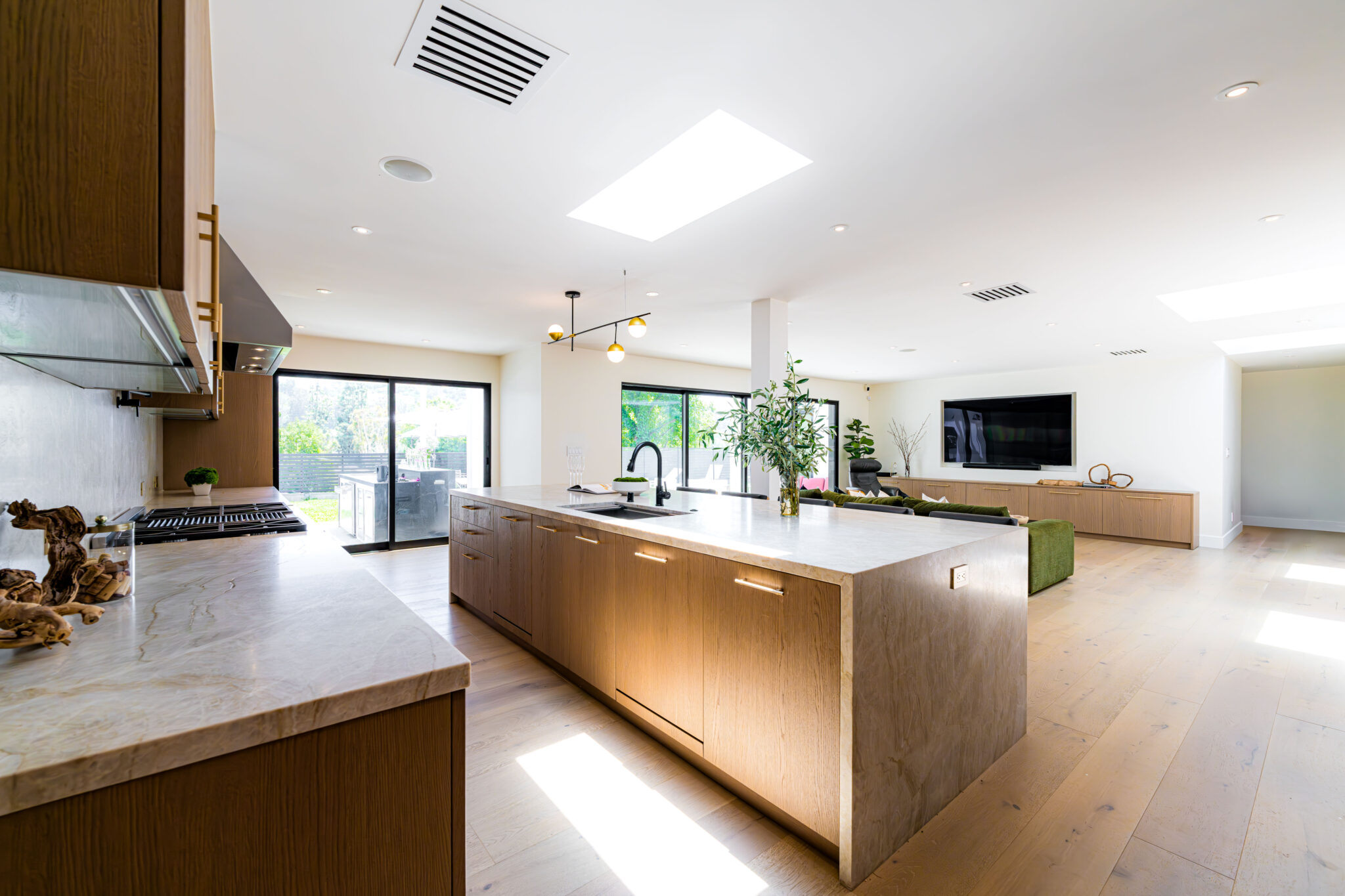 Kitchen by CONSTRUCTION BY MAYA INC.